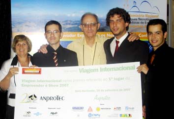 Geanete Dias Batista (INCIT), Marcos Paulo (B2ML), Prof. Renato Nunes (Reitor da UNIFEI), Allan (B2ML) e Leandro (B2ML)